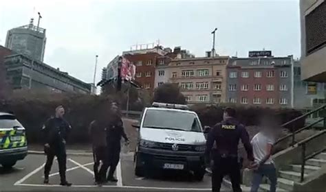 čitateľ v pražskom parku