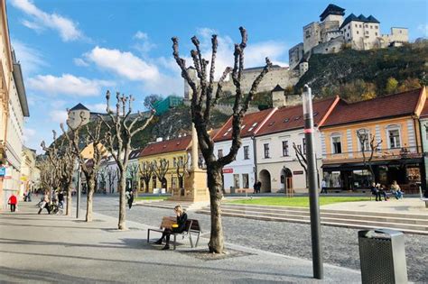 Pohľad na zrekonštruované Mierové námestie v Trenčíne