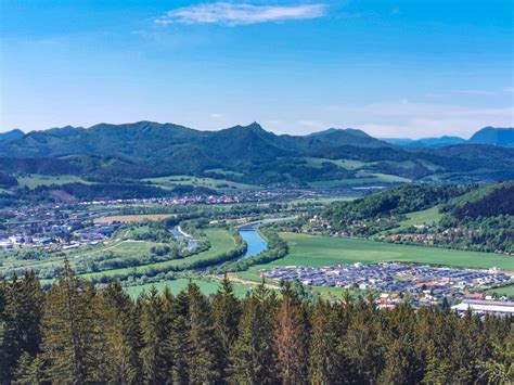 Panoramatický výhľad z hradieb na údolie Váhu