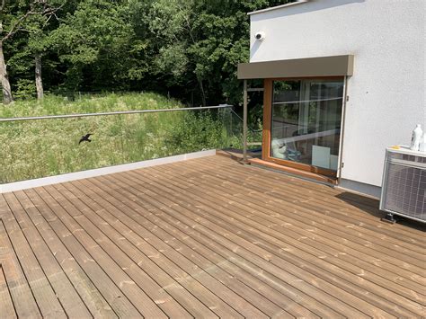 Ukážka drevenej terasy po sezóne so sivou patinou a po renovácii s novým náterom