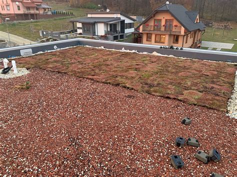 Stará eternitová strecha na rodinnom dome