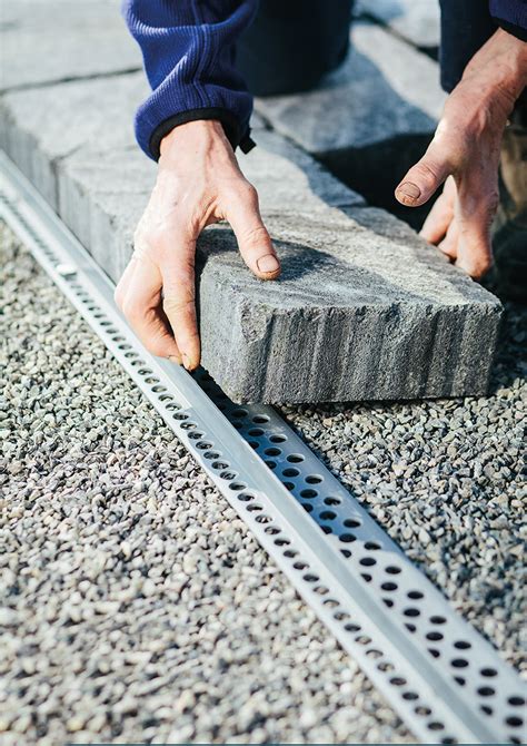 Schéma inštalácie neviditeľného obrubníka v záhrade