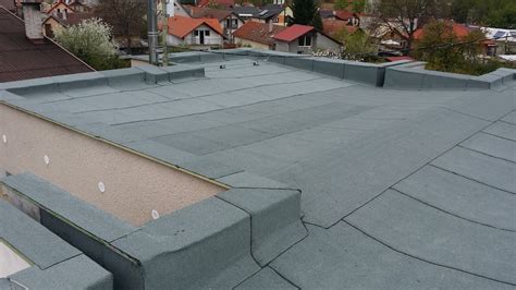 Pohľad na rôzne typy hydroizolačných materiálov pre ploché strechy