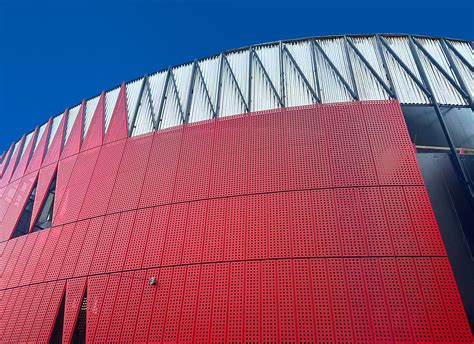 Schéma modernej hliníkovej fasády s integrovanými bezpečnostnými prvkami