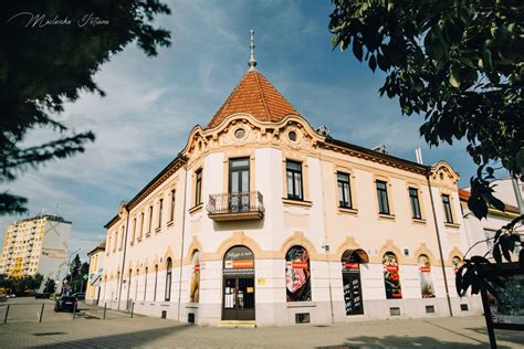 budova na Námestí Štefana Moyzesa s historickou architektúrou