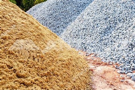 Základné stavebné materiály: štrk, piesok a hlina