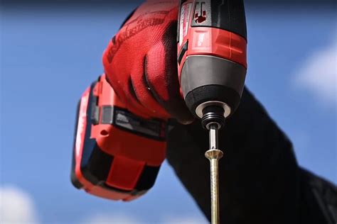 Detailný záber na akumulátorový skrutkovač pri práci