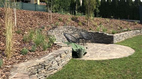 Inšpirácia pre terasové usporiadanie svahovitej záhrady