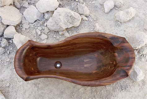 Drevená vaňa v kúpeľni