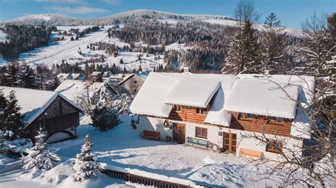 panoramatický výhľad na Západné Tatry a chaty v Zuberci