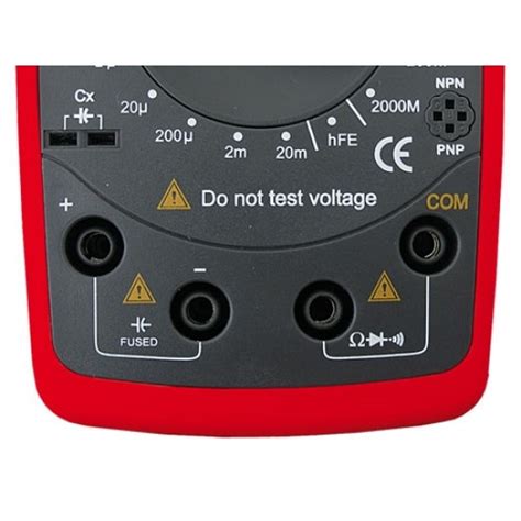 multimeter pri meraní kapacity kondenzátora