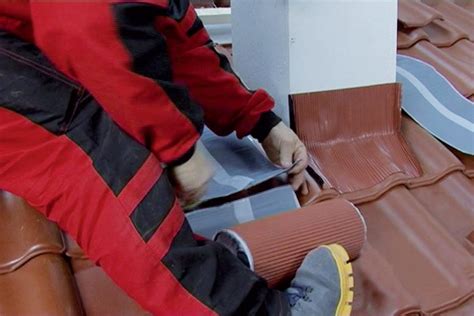 Detailné zobrazenie montáže tesniaceho pásu Wakaflex okolo komína
