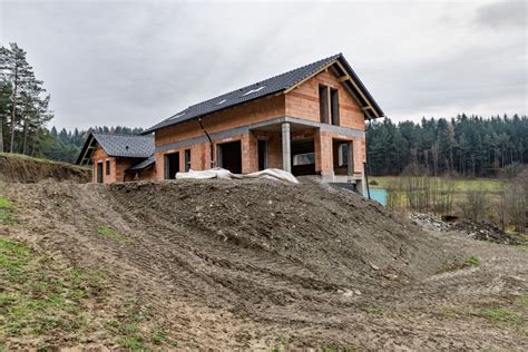 Porovnanie suchej výstavby a tradičných omietok v interiéri