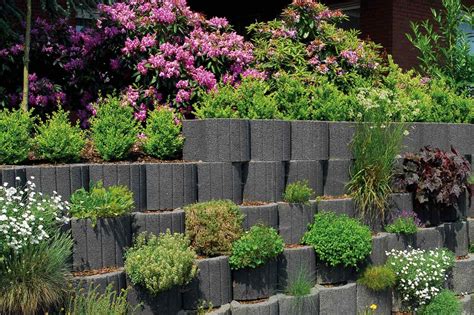 Záhrada so svahovými tvárnicami a kvetmi