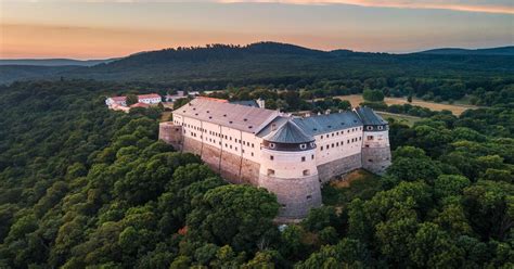 Pohľad na hrad Červený Kameň v jesennom období