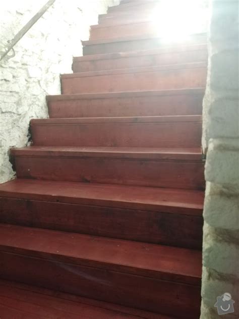 Detailné zobrazenie kotvenia stĺpika do schodu