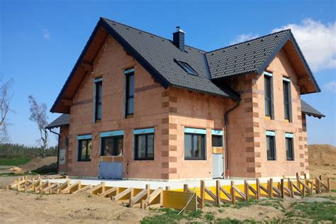 moderná stavba rodinného domu z tehál