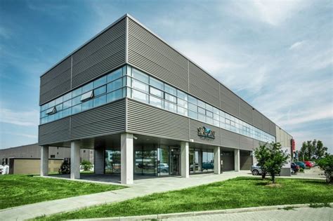 pohľad na moderné stavebniny a skladové priestory