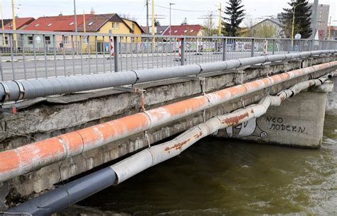 Termovízna snímka budovy s vyznačenými tepelnými mostami