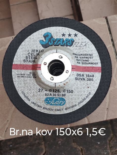 detailný pohľad na brúsne kotúče rôznej zrnitosti