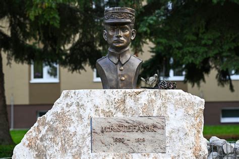 Pamätník bitky pri Rozhanovciach zo spišského travertínu
