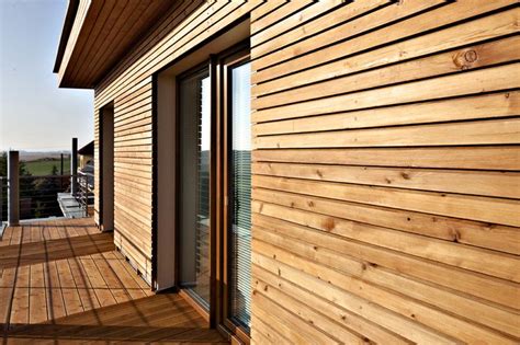 Fasáda domu s obkladom imitujúcim drevo