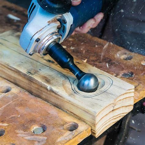 Detailný záber na vibračnú brúsku typu Mouse pri práci na drevenom povrchu