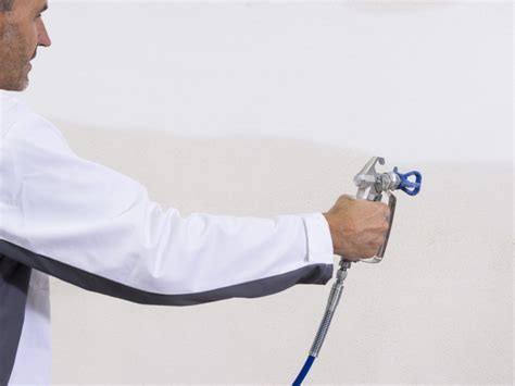 Nanášanie fasádnej farby štetcom