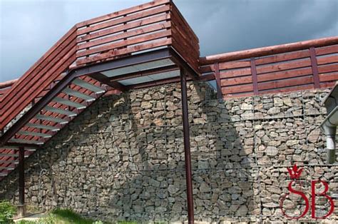 Využitie nadrvenej škridly v záhradnej architektúre