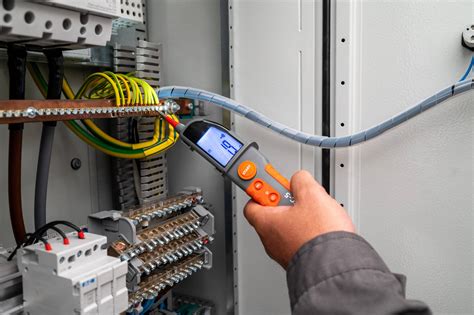 Multimeter ukazujúci meranie odporu