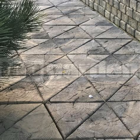 Detail spracovania betónového kvetináča v imitácii dreva