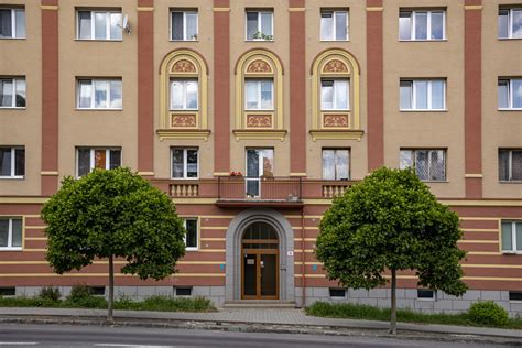 ukážka rôznych architektonických štýlov fasád
