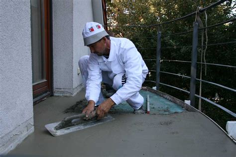 Detail aplikácie bitúmenovej hydroizolačnej stierky