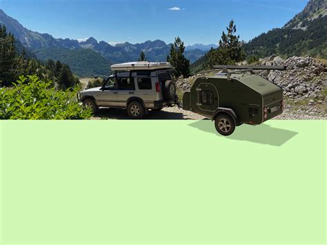 moderné SUV upravené na spanie v prírode počas čabak kempovania