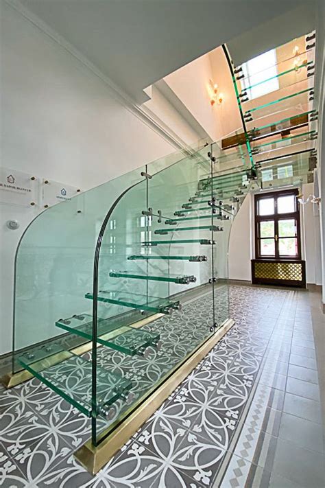 moderné celosklenené schodisko