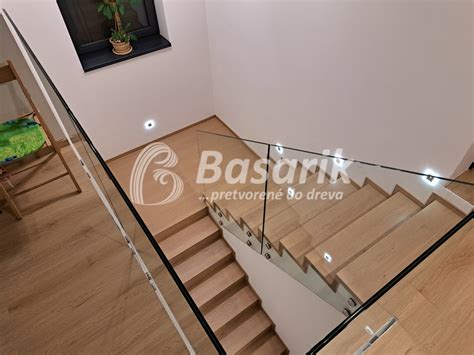 sklenené schody s LED osvetlením