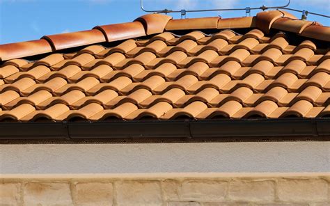 Detailná fotografia keramickej škridly Mediteran Plus s jej charakteristickým vlnovitým profilom