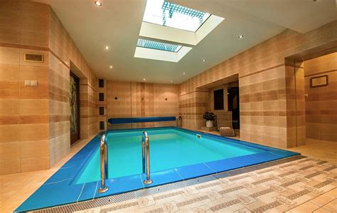 Interiér wellness centra s bazénom