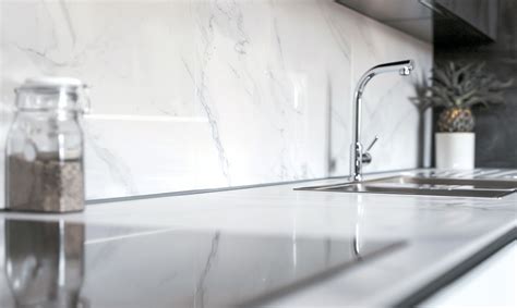 Rôzne typy lesklých obkladov do kuchyne