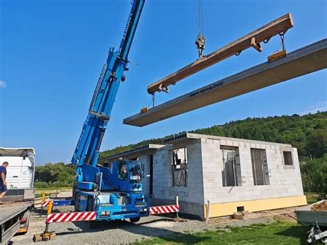 Ukladanie keramických stropných panelov žeriavom