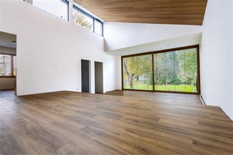 Moderný interiér s vysoko lesklou laminátovou podlahou