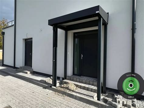 Vchod do Stavebnín DEK Nitra s dostupným parkoviskom