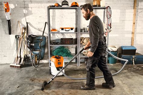 Priemyselný vysávač STIHL SE 62 E s pripojeným elektronáradím