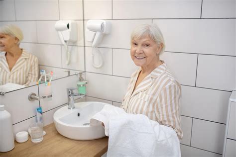 Senior spokojne používajúci vaňu s nízkym vstupom