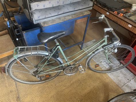 Rozobratý starý bicykel pripravený na renováciu