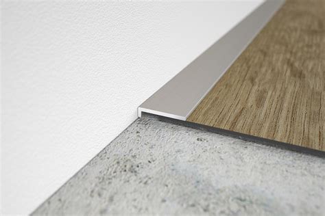 Porovnanie bielej lišty a lišty v imitácii dreva