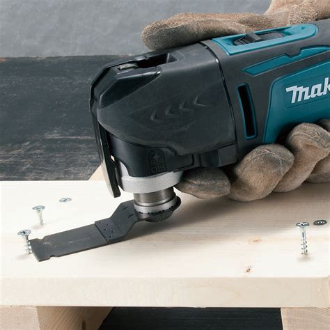 Ergonomický dizajn multifunkčného náradia Makita TM3010CX5J