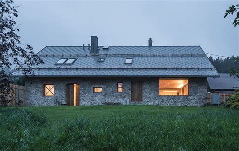 Kombinácia kamenného muriva s dreveným krovom a sklenenými prvkami