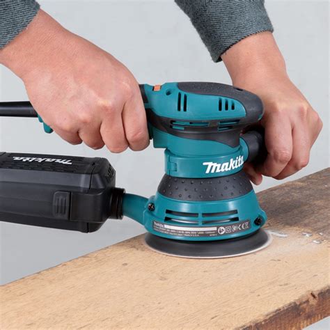 Makita BO5041 excentrická brúska v akcii