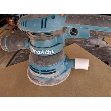 Makita BO5041 pri odstraňovaní hrdze z karosérie auta